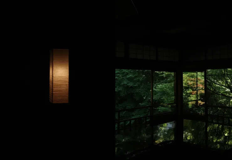 左圖：來自琉璃光院的燈飾；右圖：漆面桌子的反射了琉璃光院外的迷人風景。