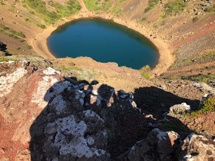 在某個角度,火口湖變成愛心的形狀。