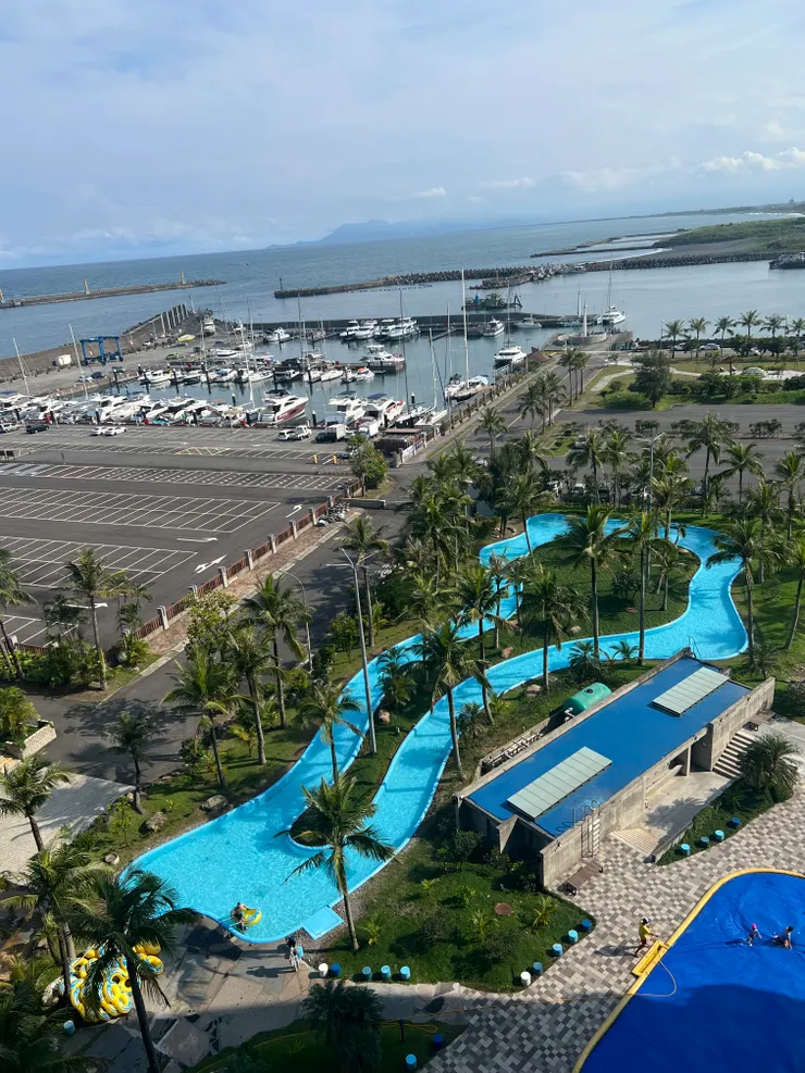 俯瞰戶外泳池區