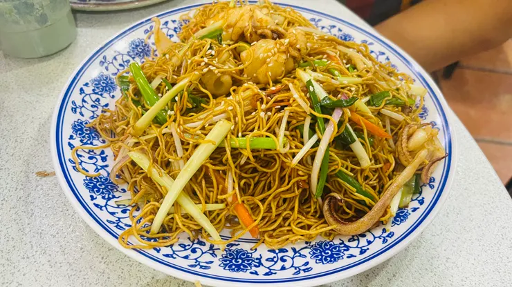 雖然已有滿桌的菜，但還是抵不過炒麵的誘惑