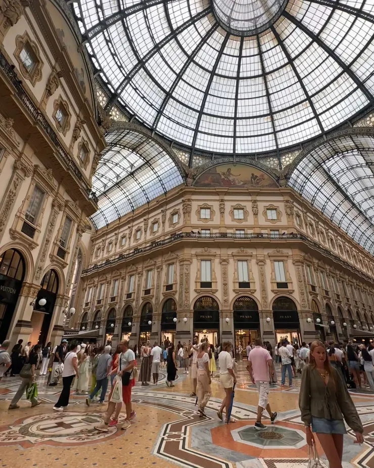 艾曼紐二世拱廊的人潮