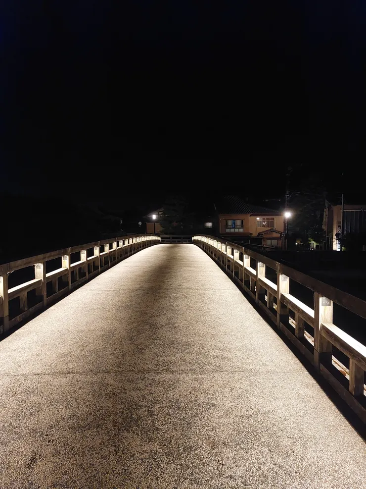 晚上的橋還會打燈，別有一番風味