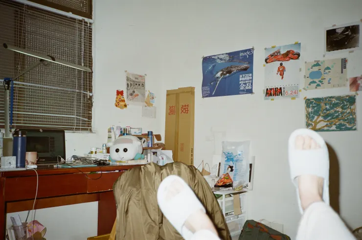 2021，五坪大的校區小套房，自在到像在深深的懷抱裡拍照。