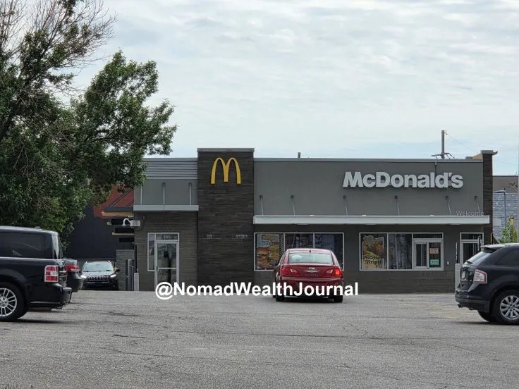 這間麥當勞餐廳極有可能是巴菲特迷最熟悉的一間分店，它位於巴菲特住家和波克夏總部中間。根據巴菲特本人在HBO紀錄片裡的描述，這是他多年來駕車上班前短暫停留買早餐的地方。 — 紀程 (J. Journey)