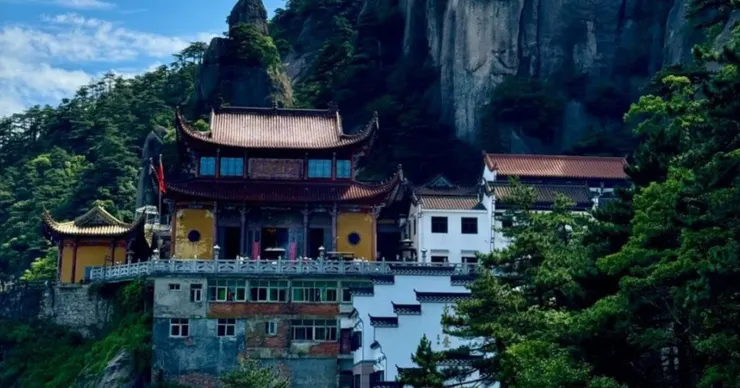 天臺寺高聳於山巔,周圍是茂密的樹木,整座寺廟融合了自然美景與古老建築,氣勢雄偉。