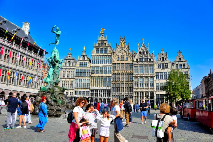 【側拍不好太忘形踅向布拉博噴泉！背景為格羅特市集(Grote Markt)，多為文藝復興時期的商會建築，正面有華麗的家徽、雕刻等裝飾，顯見其富裕。】