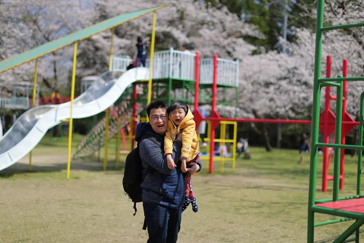 子祐超愛日本遊戲場~日本遊戲場處處是輪子可推行的泥土地舖面。