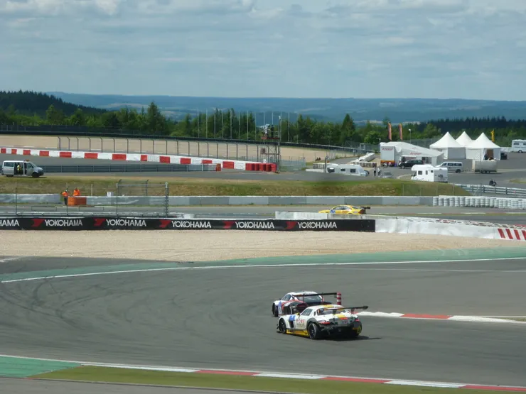 23號賽車一度車尾全毀，但因時間寶貴，車隊人員只能分次補上最重要的車殼，無法完全修好。