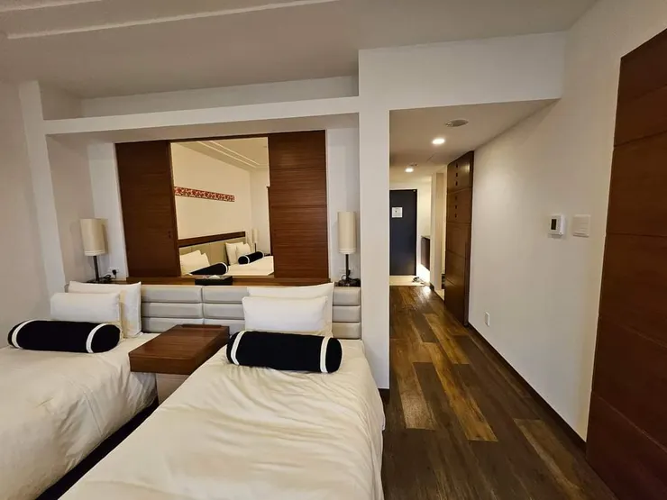 入口有玄關,內外房中間的木窗可關上,保留各自的隱私