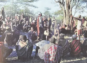 傳統社群時常會聚在一起商討衝突的解決之道（截自《昨日世界》）