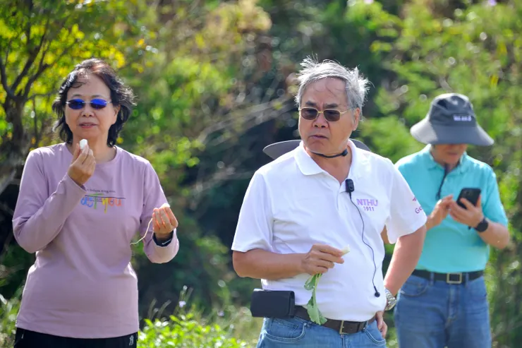 【年少買地建志甫造成靜好退休宅！YY就地拔了根白玉蘿蔔，洗淨後分鴨嫂一半，當場吃了起來，說清甜不辣。】