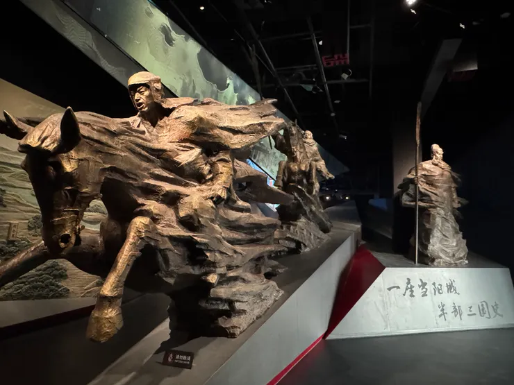 當陽博物館很霸氣的關張趙雕像