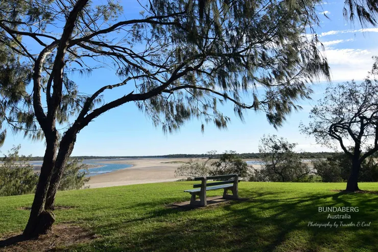 Bundaberg 海灘，寧靜的一天，搖曳的樹配上藍天白雲