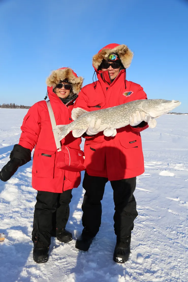 抱著拍照，魚還挺重的。由比例就看出魚的大小。