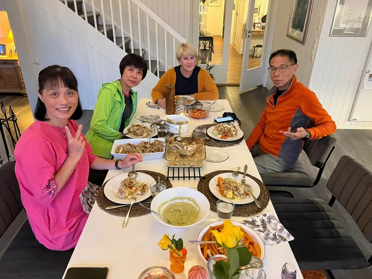 房東回請我們，餐具很典雅，菜色很健康。