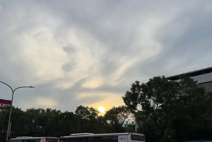 某天下班回家的夕陽，下方的雲好似打坐時的手勢（禪定印）