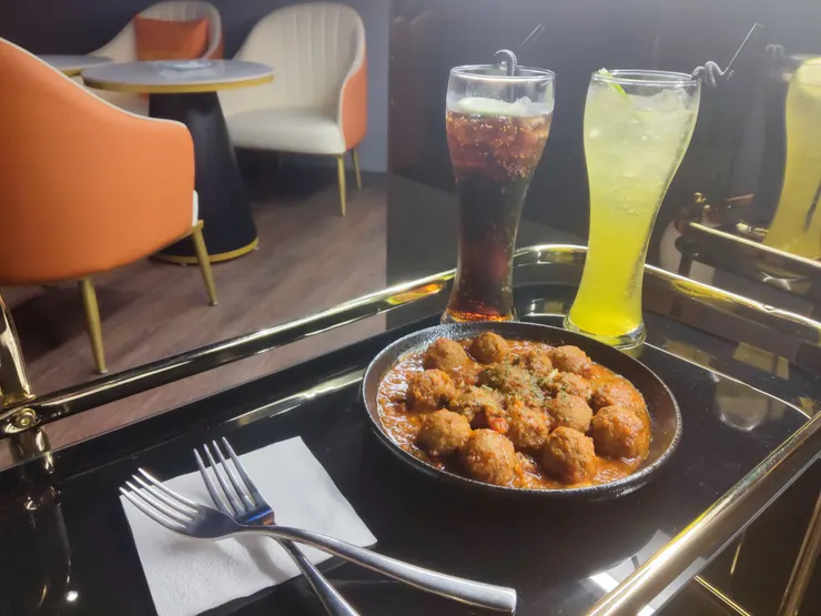 Galaxy House銀河會所，可樂氣泡飲與義大利肉醬肉丸