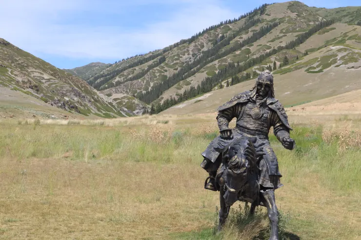 草原上的雕像增添濃濃的西域風情