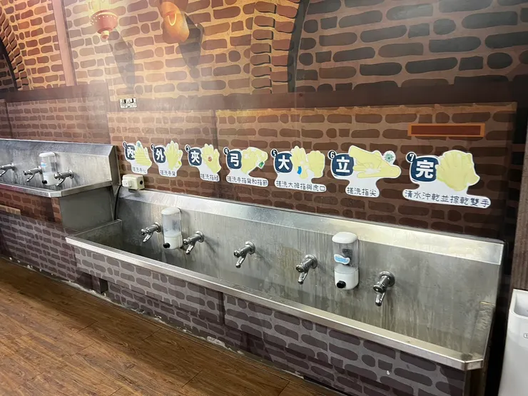 烘培房外的洗手台
