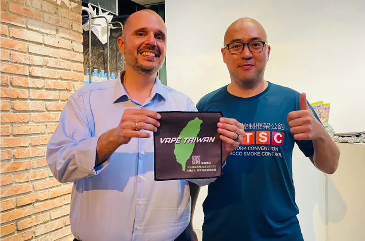 (左)Federico N. Fernández ,CEO of We Are Innovation與(右)世衛菸草減害專家王郁揚台灣台北合照20240623。圖：台灣威卜 攝。