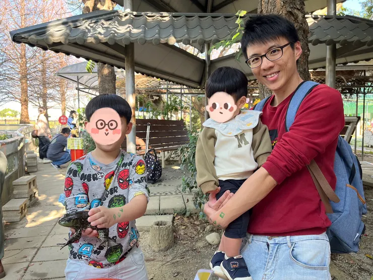 小犬初次接觸青蛙嚇翻，還好其他遊客小朋友幫抓合照