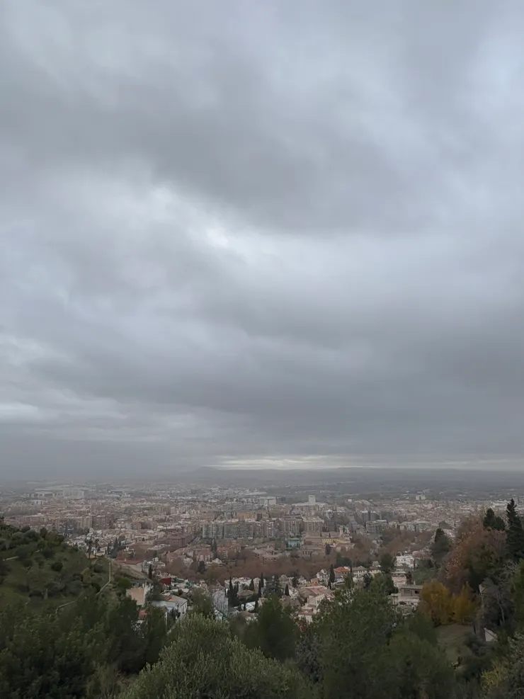 沿著一道無人小徑的步道