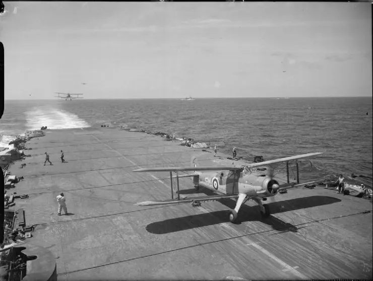 正在向前滑行的一架青花魚式,後方還有一架準備降落。