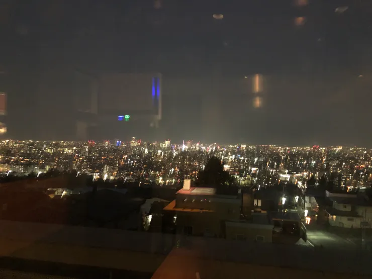 我一直以為聲音來自外面。 後來才發現—— 它在我身後的倒影裡走下樓。