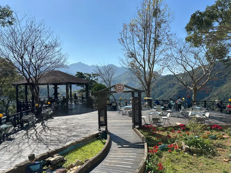 沒想到青年活動中心內有這麼美的景觀咖啡廳