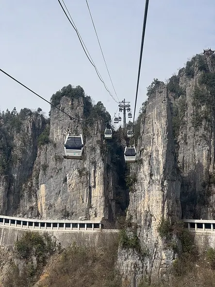 乘坐高空纜車上山,一開始真讓人腿軟啊!