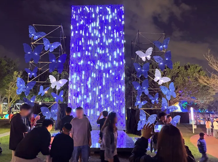 「幻蝶瀑布」燈組，推廣中部重視紫斑蝶保育及臺中植物園。圖/臺中市政府農業局提供