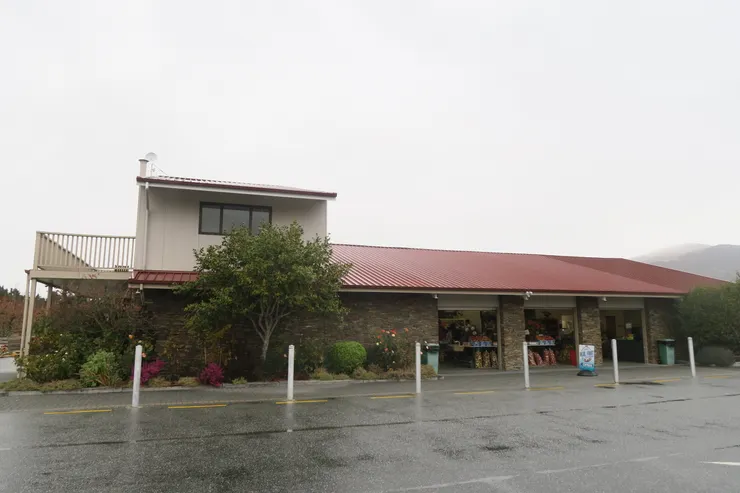 雖然是水果攤,但現在已經是兩層樓的平房