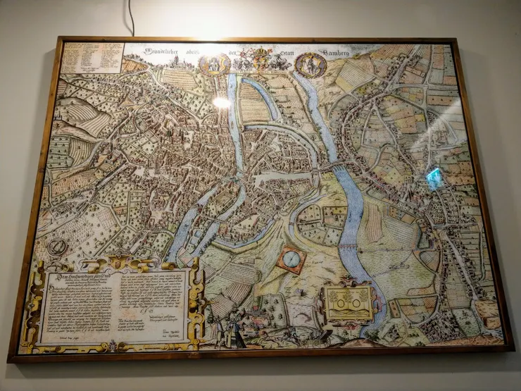 飯店牆上掛的舊班堡