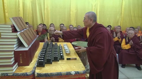 ▲祿東贊法王用甘露領銜的七支聖水加持《藉心經說真諦》首發紀念版的印章、印泥。