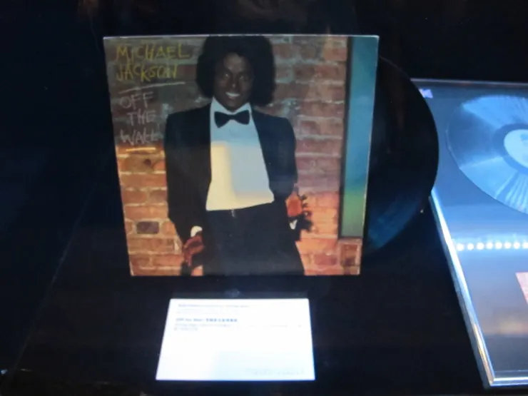 《Off the wall》的黑膠唱片。這張專輯內好些歌曲我很是喜歡,MJ作的曲真是非常好聽。