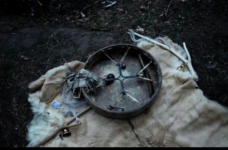 Yakut shamanic drum, preparation for a cleansing ritual in the forest .雅庫特薩滿鼓,用於在森林中進行淨化儀式的準備工作.