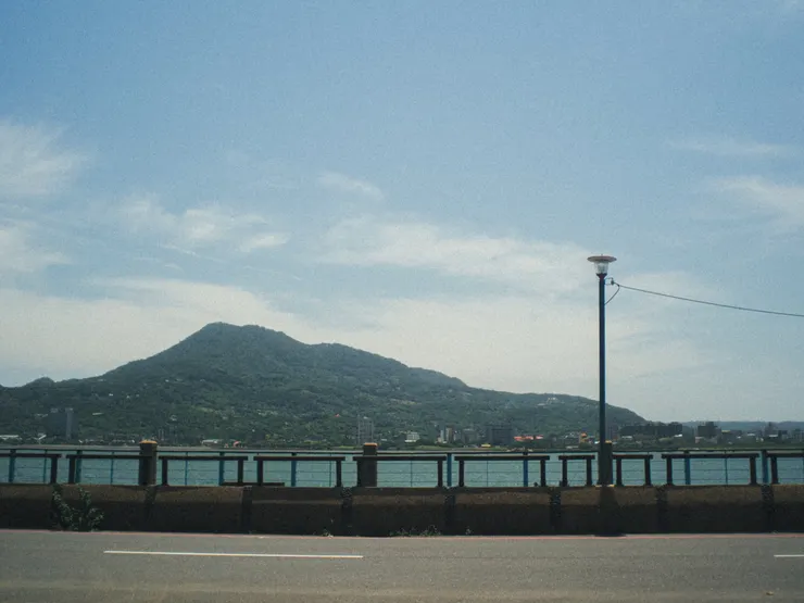 出鄉間小道後的河邊