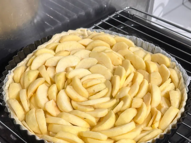 把切片的蘋果從外圍繞圈式的擺到餅皮上