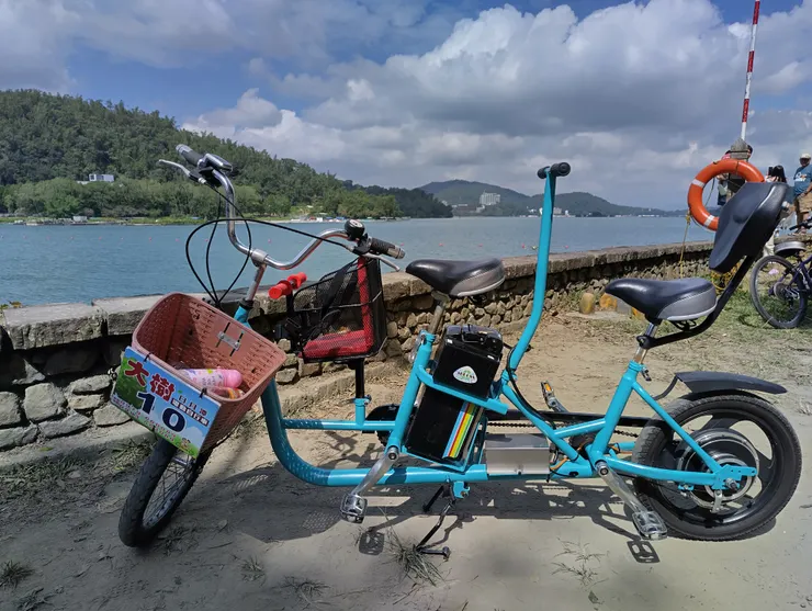 帶著我們啪啪造的電動協力車