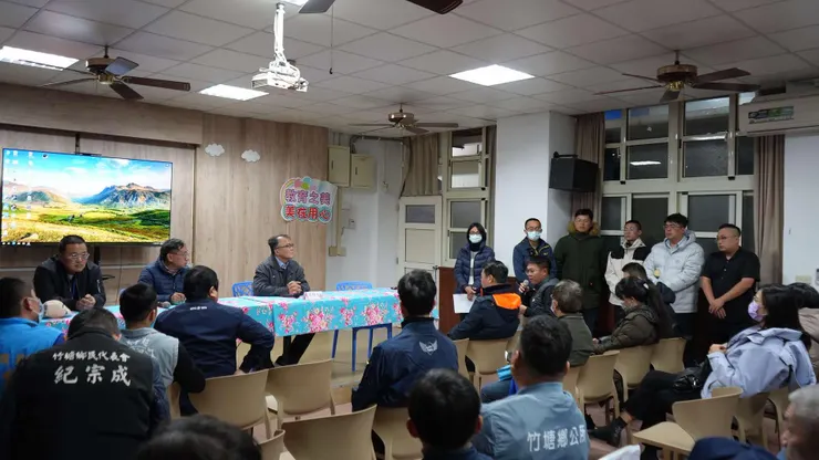 民靖國小家長會長率先發言，提出家長們所認為的疑慮之處。