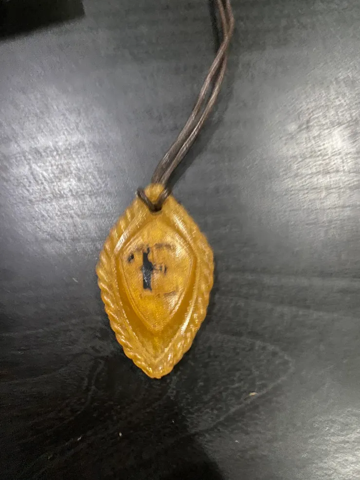 至今仍有工作人員會配戴的橙色項鍊。(圖片來源:由Leutenant commander Taylor提供)