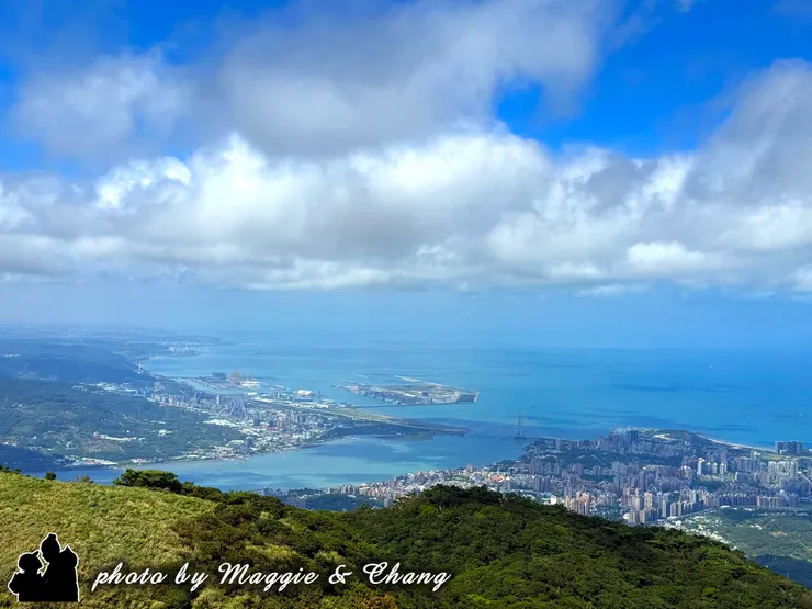 登山途中俯瞰淡水與北海岸的壯闊海景] 那一刻，腳下的城市變得渺小，海天一線間只有風的聲音。