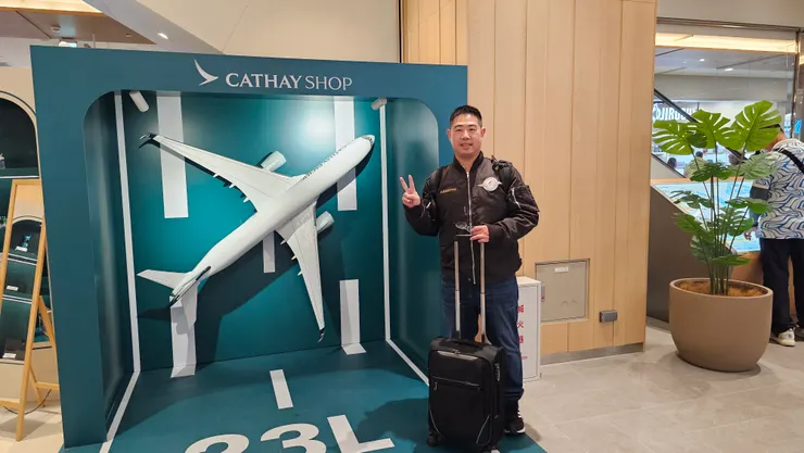 我身後是國泰航空的空中巴士A350客機模型!