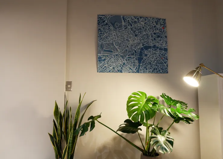 店內牆上有幾張風格不同的倫敦地圖
