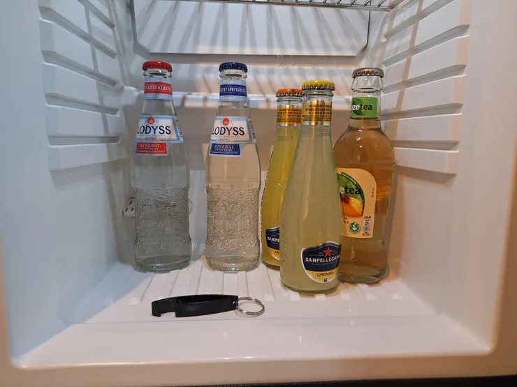 冰箱的氣泡飲跟果汁免費的，前方是開瓶器