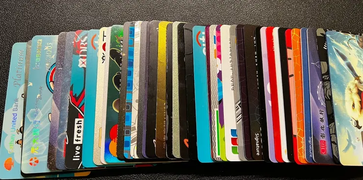 手上同時持有超過40張的信用卡