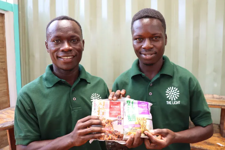 圖說：日日好食與公益團體「愛女孩」合作，將「好控麵」運抵非洲。此舉不僅是物資捐贈，更是落實營養平等理念的具體實踐。（資料來源：日日好食）