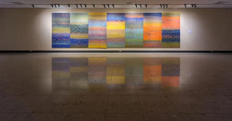 積吶虹光,〈青天白日滿地「虹」〉,壓克力顏料、宣紙,840 X 244 cm。 色彩交融與過渡的方式令人聯想到宇宙的浩瀚,似乎在展示一個不斷變幻的時空,激發觀者的深層情感與內在思索。