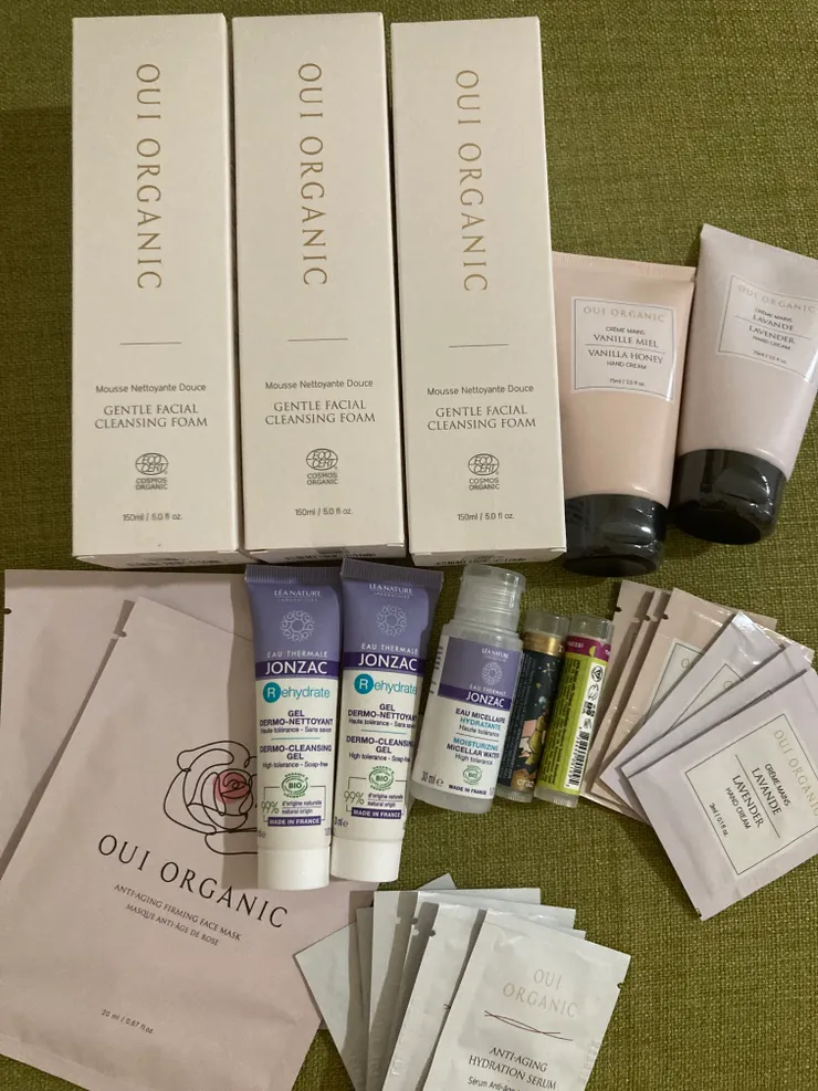 搭配官網活動一口氣買了護手霜、護唇膏、潔顏慕絲、精華液、面膜來試試看！