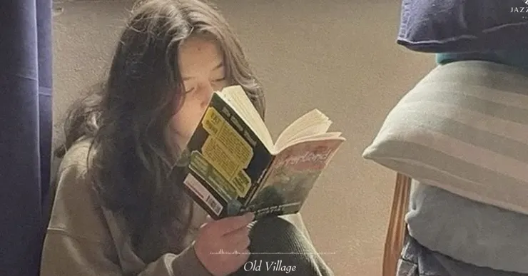 女孩一頭自然鬆軟長髮，髮絲偷了陽光發亮，陽光灑了一肩金黃，給了溫暖，卻不動聲色，窗外微風飄動。好奇心作崇，想探頭看看那一行文字，引得女孩如此專注，無意間，一頁書響。